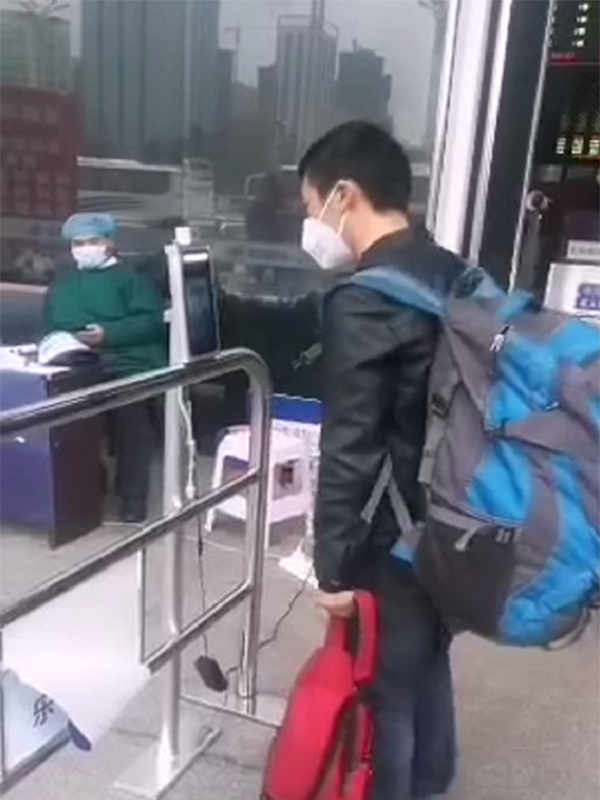 優(yōu)卡特人臉識別測溫儀口罩識別現(xiàn)場