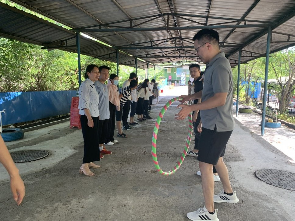 優(yōu)卡特員工玩呼啦圈游戲