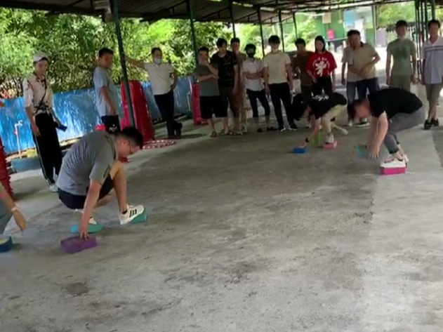 優(yōu)卡特員工玩摸石頭過河游戲