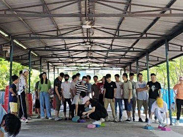 優(yōu)卡特員工玩摸石頭過河游戲獲勝