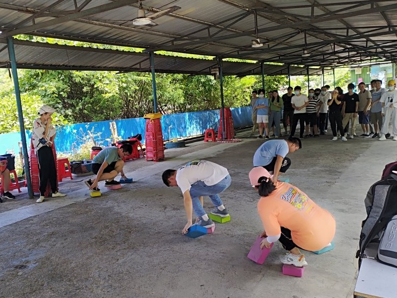 優(yōu)卡特員工玩摸石頭過河游戲